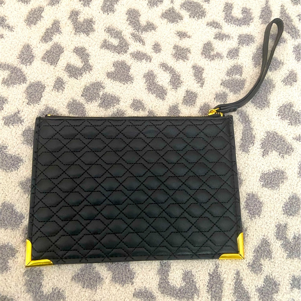 CUTE QUILTED BLACK WRISTLET
